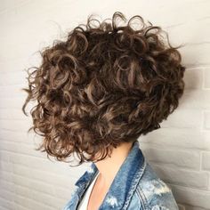 Pelo Bob Ondulado, Kręcony Bob, Long Curly Bob, Curly Angled Bobs, Short Curly Bob Hairstyles, Short Curly Hairstyles For Women, Anti Frizz Hair, Bob Haircut Curly, Layered Curly Hair