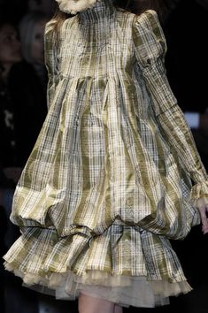 Alexander McQueen Fall 2006 - Details Marithe Francois Girbaud Runway, Medieval Inspired Fashion, Alexandra Mcqueen, Alexander Mcqueen Runway, Mcqueen Dress, Fashion Designer, Textiles Fashion, New Wave, Paris Fashion