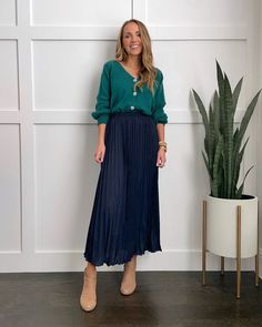 What Colors to Wear With Navy Blue - Merrick's Art Navy Skirt Fall Outfit, Blue Long Skirt For Fall, Blue Relaxed Maxi Skirt For Fall, Navy And Green Outfits, Blue Pleated Maxi Skirt For Fall, Navy Blue And Green Outfits, Navy Blue Pleated Skirt Outfit, Navy Pleated Skirt Outfit, Chic Navy Long Skirt