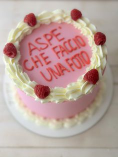 a cake with raspberries on top that says aspe che faco unafoo