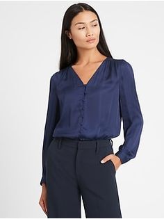 Women's Clothing - Shop New Arrivals | Banana Republic Chic Work Outfit, Green Floral Blouse, Scoop Neck Blouses, Printed Sleeveless Blouse, Floral Sleeveless Top, Gathered Sleeves, Women Long Sleeve Tops, Top For Women, V Neck Blouse