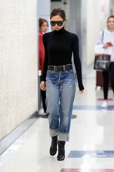 Victoria Beckham Victoria Beckham Outfits, Looks Jeans, Victoria Beckham Style, Cooler Style, Mode Tips, Outfit Jeans, Looks Street Style, Inspired Outfits