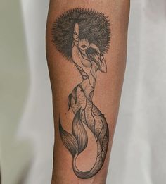 Tatuagem de sereia negra afro black Tattoo Ideas For Girlfriends, Feminine Mermaid Tattoo, Black Afro Tattoo Ideas, African Tattoo Ideas Black Women, African Mermaid Tattoo, Black Witch Tattoo Ideas, Afro Goddess Tattoo, Nigerian Tattoo Ideas, Afro Mermaid Tattoo