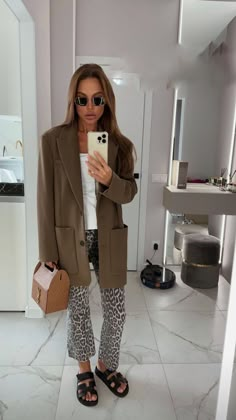 Look Zara, Leopard Print Outfits, Leopard Print Pants, Rock Outfit, Brown Blazer, Spring Look, Mode Casual, Cooler Look