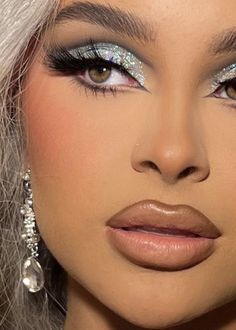 Nye Glam Makeup, Nye Eye Makeup Looks, Makeup Looks With Glitter, Silver Makeup Looks For Prom, Silver Glam Makeup, Nye Eye Makeup, Glitter Eyeshadow Silver, Holiday Glam Makeup, Flawless Face Makeup