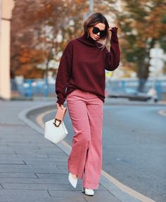 Coral Pants Outfit, Pink Pants Outfit, Pantalon Rose, Monday Outfit, Coral Pants, What To Wear Fall, Rosa Coral, Look Rose, Gamine Style