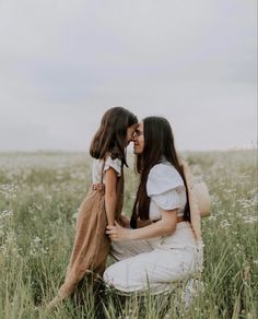 Mother And Daughter Fall Photoshoot, Mother Daughter Outdoor Photoshoot, Mother And Children Photoshoot, Mom With Kids Photoshoot, Mommy And Me Outdoor Photo Shoot, Fall Mother Daughter Photoshoot, Mom And 2 Daughters Photo Ideas, Mother And Daughters Photo Ideas, Mommy And Me Fall Photo Shoot