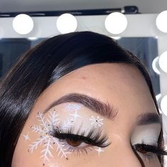 Holiday Eye Makeup, Ice Queen Makeup, Xmas Makeup, Christmas Eye Makeup, Christmas Makeup Look, White Liner, Holiday Makeup Looks, Cute Eye Makeup, Makeup Artist Tips