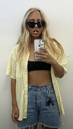 Indie Beach Outfit, Masc Beach Outfits For Women, Artsy Summer Outfit, Jorts Summer Outfits, Outfits College Summer, Summer Outfits Comfy, Summer Outfits Denim, Summer Outfits College, College Summer Outfit