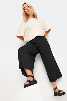 Shop LIMITED COLLECTION Curve Black Ribbed Culottes at Yours Clothing. Discover women’s plus size clothing in sizes 10-36 with fast delivery. Crop Trousers Outfit, Cropped Trousers Outfit, Black Culottes, Fashion Notes, Elegant Wedding Guest Dress, Casual Dressing, Size 16 Women, Curve Fashion, Plus Swimwear