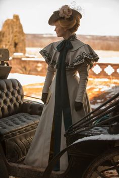 edith wears the fashion & style of the time | inspired by Crimson Peak in theaters 10.16.15 Victorian Edwardian Fashion, 1900 Outfits, Vintage Outfits 1800s, Edwardian Cape, 1800 Fashion, Gaun Tulle, 1800s Clothing, Edwardian Dresses, Victorian Fashion Women