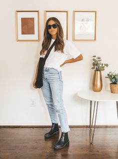 Casual Fall Concert Outfits, London Style 2023, Casual Jean Work Outfits, Straight Legged Jeans Outfits, 80 Degree Weather Outfits Fall, 80 Degree Weather Outfits, Black Chelsea Boots Outfit, Chelsea Boots With Jeans, How To Style Chelsea Boots