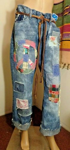 Upcycle Jeans Refashioning, Diy Hippie Clothes, Denim Crafts Diy, Boho Jeans, Embellished Clothing, Denim Inspiration