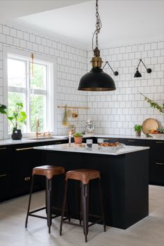 Kök. Kök från Ikea med svart köksinredning. Kitchens With No Upper Cabinets, No Upper Cabinets, Bistro Kitchen, Bruno Mathsson, Inside Interiors, Industrial Kitchen, Upper Cabinets, New Home Designs