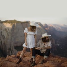 Saddle up and ride into the sunset with the Buck Bone Cowboy Hat! Made from lightweight paper straw, it's a rugged and stylish choice for any cowboy or cowgirl. With its classic design, this lightweight hat turns heads faster than a tumbleweed in a dust storm, while protecting you from the desert sun. Bride Cowboy Hat, Akubra Hats, Summer Rugs, Winter Rug, Saddle Pads English, Fly Boots, Tendon Boots, Western Saddle Pads, Rider Boots