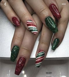 Red Sparkly Nails, Sparkly Christmas Nails, Easy Christmas Nail Art, Holiday Themed Nails, Christmas Nail Art Ideas, Christmas Nail Art Easy, Nail Decals Diy, Candy Cane Nails, Gel Nail Art Designs