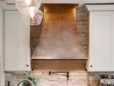 Kitchen Decoration Range Hood Wall, Hammered Copper Range Hood, Copper Hood Vent, Metal Range Hood, Retro Style Kitchen, Copper Light Fixture, Copper Range, Copper Hood, Copper Top Table