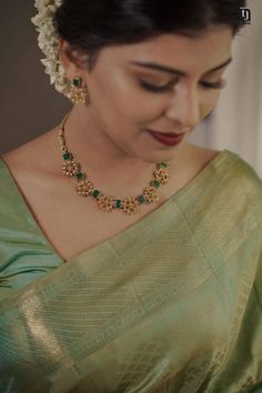 Simple South Indian Jewellery, Simple Gold Necklace Designs Indian, Saree With Choker Necklace, 20gms Gold Necklace Designs, Simple Necklace Gold Indian, Green Necklace Set, Neck Pieces Jewelry, Saree Jewellery, Antique Necklaces Design