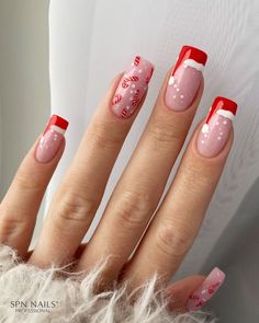 Celebrate the holiday season in style with these cute Christmas nails and designs, including festive nail art ideas that you can DIY at home! Cute Xmas Nails, Christmas Nails Ideas, Nail Academy, Girly Acrylic Nails, Her Nails