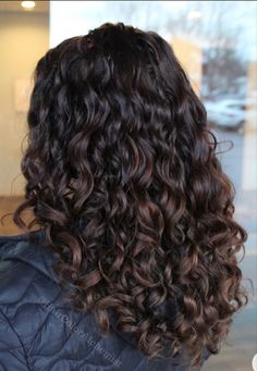 Curly Hair Highlights Black Hair, Dark Brown Curly Hair Balayage, Dark Curly Hair With Highlights, Curly Dark Brown Hair With Highlights, Black Curly Hair With Highlights, Curly Hair Salon, Dark Curly Hair, Black Wavy Hair