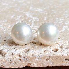 (1) Matched pair of 2 genuine, cultured Paspaley South Sea loose pearls. Please note: Paspaley's "Oval" Shape is not oval but much more round/circle, see pictures. Not perfectly round in shape- but this pair is very close! High quality Paspaley "FASHION" quality. Perfect for earrings, earrings charms, or charms to be added onto a bracelet or necklace. For all custom jewelry requests- please contact us for details: info@legacysaintjewelry.com 14mm size Paspaley "Fashion" quality Paspley "Oval" sh Saint Jewelry, Earrings Charms, Pendant Ring, Loose Pearls, Earrings Pendant, Round Circle, South Seas, South Sea Pearls, Sea Pearls