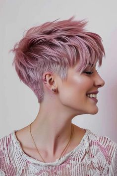 Pink Pixie Cut: 33+ charmante Styles für einen frechen Look - hairtastic.de Vintage Pixie Cut, Pink Pixie Cut, Jeans Crafts, Chemo Hair, Short Stack, Short Red Hair, Edgy Pixie