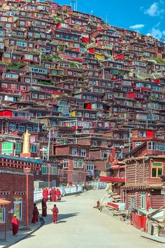 many buildings on the side of a hill