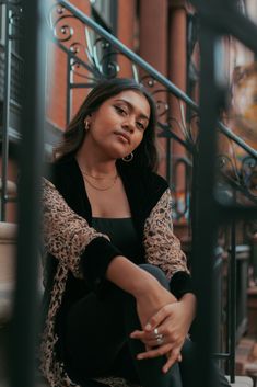 Girl posing on brownstone steps. Photo Shoot On Stairs, West Village Nyc Photoshoot, Nyc Fashion Photography, Nyc Portrait Photography, Photoshoot City Ideas, Taipei Photoshoot, Brownstone Photoshoot, Neighborhood Photoshoot, Photoshoot In The City