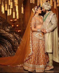 Hindu Wedding Dress Bridal Lehenga, Bride Groom Photos Indian, Golden Sherwani Grooms, Groom Engagement Outfit Indian, Indian Bride Lengha, Indian Wedding Photoshoot, Hindu Couple