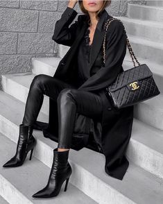 #moda #stilonerileri #alisveris #alışveriş #tasarim #inspration #fashionblogger #styleblogger #instafashion #fashionbag... Leather Pants Outfit, Black Leather Pants, Foto Poses, Fashion Weeks, All Black Outfit, Street Style Inspiration, Trendy Clothes For Women, Faux Leather Pants, Fall Fashion Trends