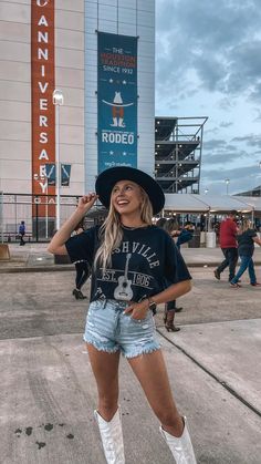 Style Outfits Plus Size, Concert Outfits Plus Size, Nashville Bar Outfit, Cma Fest Outfit, Fall Nashville, Outfits Country Concert, Nashville Outfits Summer, Country Music Concert Outfit, Concert Outfit Plus Size