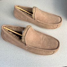 New Ugg Mens Ascot Leather Upper Slippers With Fury Lining Size 10 Please See All The Pictures For Details Stored In A Pet And Smoke Free Place. Priority Shipping With Tracking Information Thank You Mens Ascot, Mens Uggs, Ugg Shoes, Slip Ons, Leather Upper, Slippers, Size 10, Man Shop, Thank You