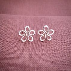 Small Flower Earrings, Pmc Jewelry, Silver Flower Earrings, Mini Earrings, Wire Wrapping Crystals, Silver Earrings Handmade, Silver Jewelry Design, Earrings Flower, Diy Wire Jewelry