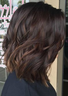 Cheveux mi-longs : quelle coupe adopter en 2016 ? - 16 photos - Tendance coiffure Long Textured Bob Straight, Medium Dark Brown Hair, Bob Lung, Balayage Bob, Lily Aldridge, Brown Highlights