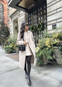 Sharing 5 petite friendly outfits featuring long wool coats for winter. Cream Wool Coat Outfit, Creme Outfits, Beige Coat Outfit, Petite Winter Outfits, Uniqlo Coat, Aritzia Coat, Moda Over 50, Wool Coat Outfit, Cream Wool Coat