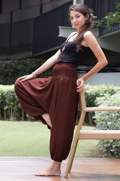 Brown Classic Pants http://hippie-pants.com Indian Reception Outfit, Outdoor Poses, Pantalon Thai, Baggy Harem Pants, Indian Reception, Hiking Clothes, Reception Outfit, Hippie Culture, Balloon Pants