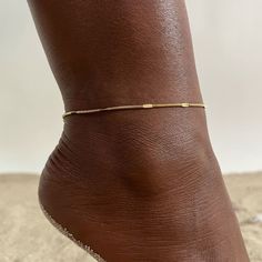 Entice Every Step with Elegance Introducing the quintessence of beachside allure - our Gold Stainless Steel Minimalist Anklet. Perfectly crafted to add a touch of sophistication to your daily ensemble or to dazzle during those holiday retreats, this anklet is your ideal accessory for creating unforgettable moments. Whether you're strolling along sandy shores or stepping out for a casual outing, this anklet promises to elevate your presence. Product Features Material: Premium stainless steel that Gold Chain Anklet, Minimalist Anklet, Gold Anklet, Wholesale Bags, Anklet Bracelet, Chain Anklet, Anklet Jewelry, Jewelry Bags, Snake Chain