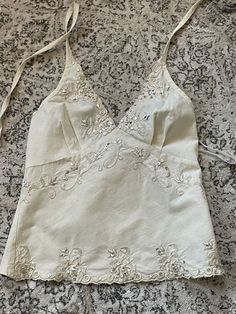 90s Tops Women Vintage, Embroidered Tank Top Diy, Embroidered Clothes Aesthetic, Design Moda, Dream Clothes, Fashion Killa, Cute Tops, White Top, I Dress