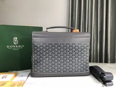 #Goyard Citadin# The name comes from the meaning of "urban man" in French. It is equipped with a detachable shoulder strap, which can be used as a portable briefcase for business outings, and it can be worn elegantly in casual daily life. It is very functional and eclectic. Top BOX smooth cowhide➕Goyardine cotton linen canvas, full of luxury The new Goyard Citadin messenger bag is now available in Goyard Beijing, Shanghai, Shenzhen, Chengdu and Hong Kong boutiques.
This bag is only ️one size: bottom length 38*height 26*width 8cm
There are black, brown, dark blue, green, gray and other five colors to choose from Designer Satchel Briefcase For Business, Designer Briefcase With Detachable Handle, Designer Travel Briefcase With Detachable Handle, Luxury Business Laptop Shoulder Bag, Designer Business Satchel Shoulder Bag, High-end Satchel Briefcase For Business, High-end Business Satchel With Top Carry Handle, Office Shoulder Bag Briefcase With Dust Bag, High-end Business Satchel Briefcase