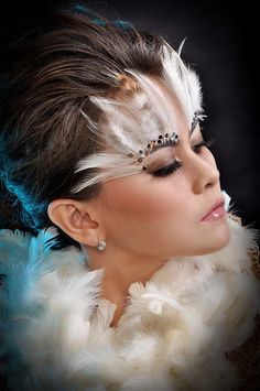 Feathers On Face, Feather Eyebrows, Bird Makeup, Super Photo, Bird Costume, Lucet, Avant Garde Makeup, Hippie Hair