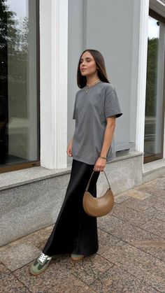 Long Skirt Satin Outfits, Long Slip Skirt Outfit, Skirt Street Style 2023, Black Silk Maxi Skirt Outfit, Black Pantalon Outfit, Satin Skirt Outfit Summer, Satin Long Skirt, Skirt Ootd