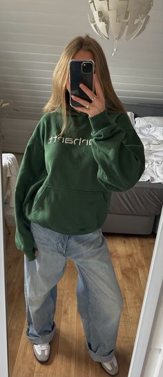 Carhartt Sweatshirt Outfit Women, Carhartt Hoodie Outfit Woman, Green Pullover Outfit, Green Crewneck Outfit, Green Cargos Outfit, Carhartt Hoodie Outfit, Style Inspiration Streetwear, Carhartt Fits, Green Sweatshirt Outfit