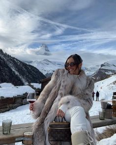 winter ski outfit Snowy Date Night Outfit, Telluride Fashion, Mountain Fits, Aspen Chic, Pretty Energy, Ski Trip Aesthetic