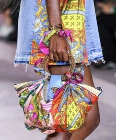 2022 Fashion Show, Sac Diy, Versace Spring, Versace Fashion, Diy Bags Purses, Milano Fashion Week, Donatella Versace, Spring Summer 2022, 2022 Fashion