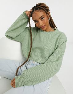 Sweatshirt by Bershka Comfy clothes only Crew neck Drop shoulders Fitted cuffs Cropped length Relaxed fit Slouchy cut Style Vert, Color Combinations For Clothes, Cropped Pullover, Sweater Fits, Cropped Sweatshirt, Green Outfit, Cardigan Sweaters For Women