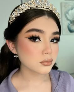 Maquillaje buchifresa, makeup girly looks, buchona, buchifresa makeup, girly, pink, fresa, makeup, eyeliner, eyeshadow, eyelashes, makeup buchifresa de día, makeup looks, inspos. IG:@alfredomeza_makeup Xv Eye Makeup, Quinseñeras Makeup Ideas, Xv Makeup Gold, Hot Pink Quince Makeup, Quince Simple Makeup, Quince Make Up Looks, Doll Eyes Makeup Look, Sweet 16 Makeup Ideas Pink