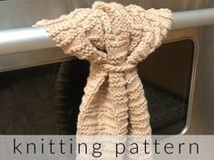 a knitted scarf hanging from the side of an oven door with text overlay that reads knitting pattern