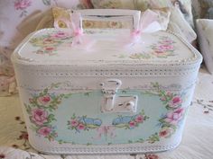 Suitcase Vanity, Thrifted Gifts, Decoupage Suitcase, Painted Suitcase, Thrift Flip Ideas, Suitcase Table, Suitcase Decor, Shabby Chic Diy Crafts, Vintage Train Case