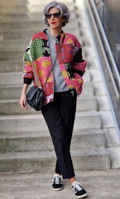 Carmen Gimeno, Mode Ab 50, Looks Hip Hop, Sneaker Outfits, Statement Coat, Advanced Style, Ageless Style, Mama Style, Elegante Casual