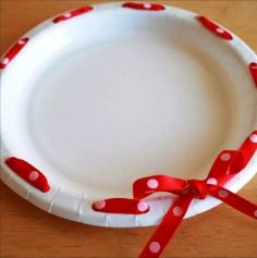 a paper plate with red and white polka dots on it that says, so smart a cookie plate you don't need back all you need is a hole punch and ribbon